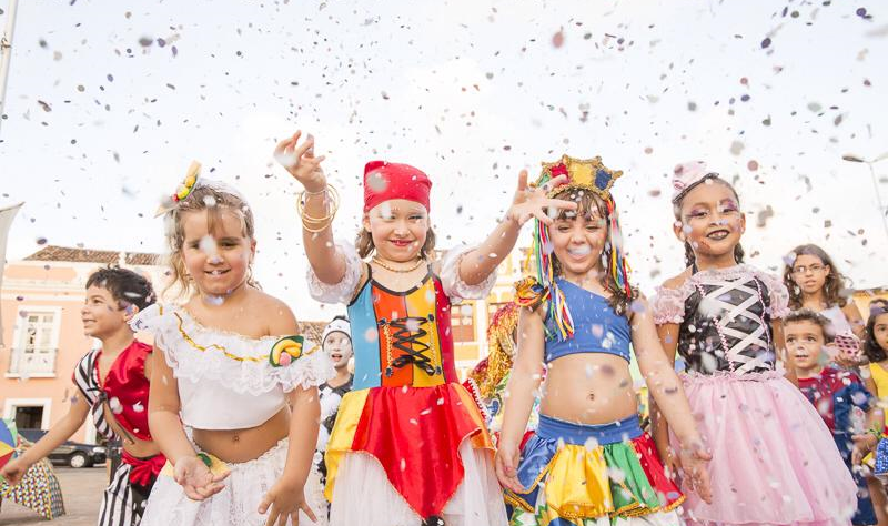 Faz bem crianças brincarem o Carnaval